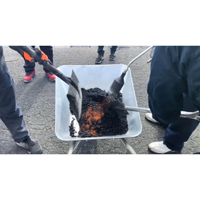 素早く強度が発現する 保管式の加熱本復旧合材　「ゴールドパッチ」