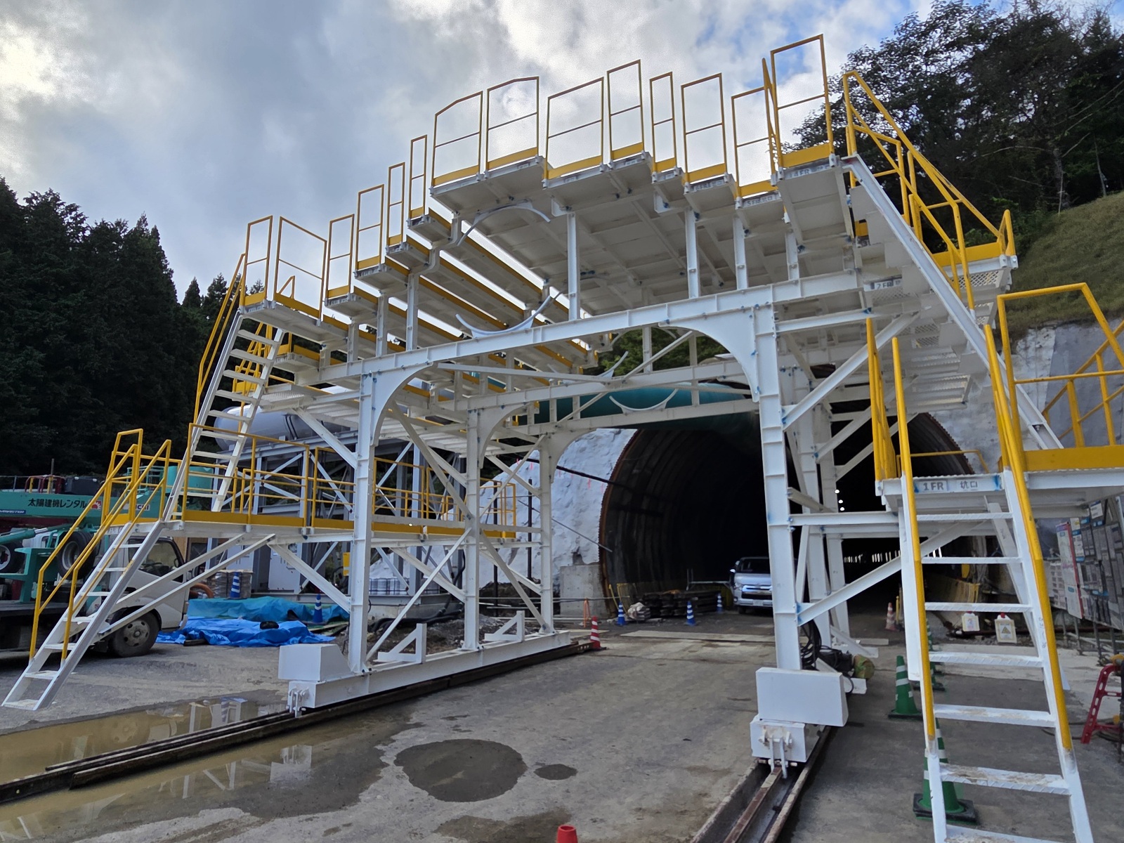 【トンネル工事】防水シート台車