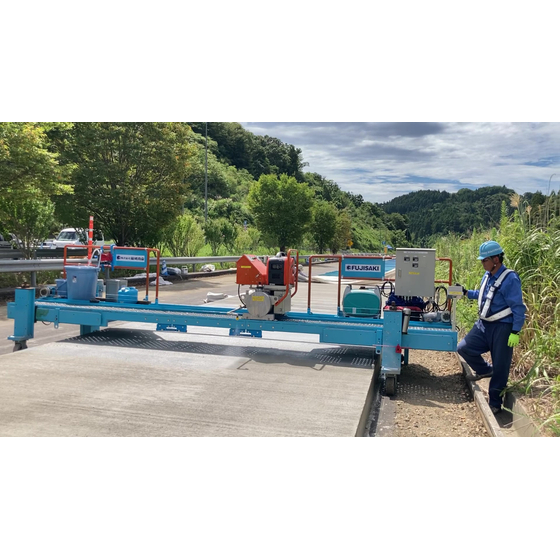 養生剤散布機械 メイン画像.jpg