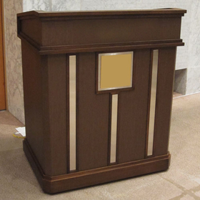 格調高きナラ突板仕上げ 演者を際立たせる重厚な『講演台』