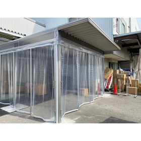 荷捌き場のホコリ除けに「ビニールカーテン」