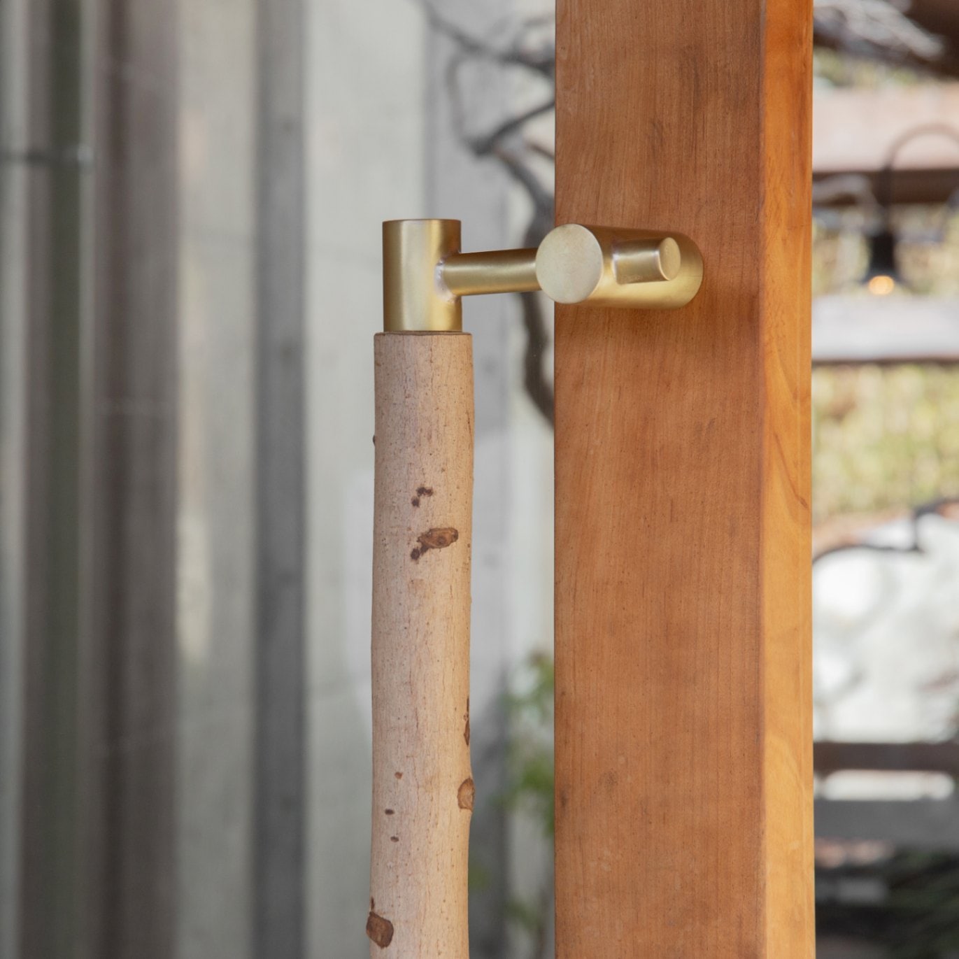 真鍮 オフセット木製ドアハンドル（こぶし） 上手工作所 | イプロス