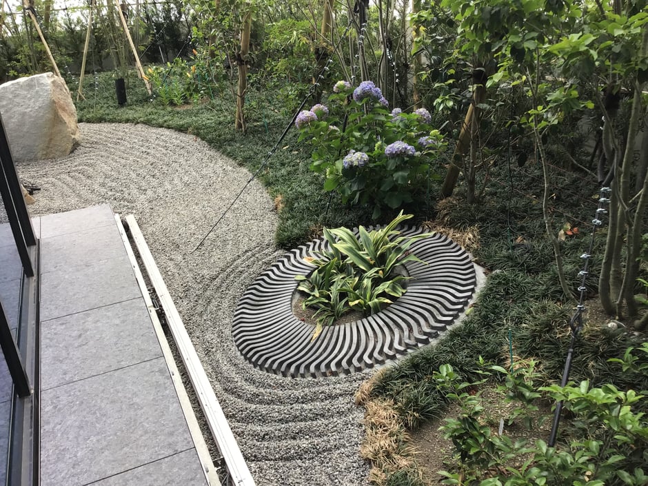屋上庭園の玉砂利飛散問題を解決！砂紋にも使用可能な透水性樹脂舗装