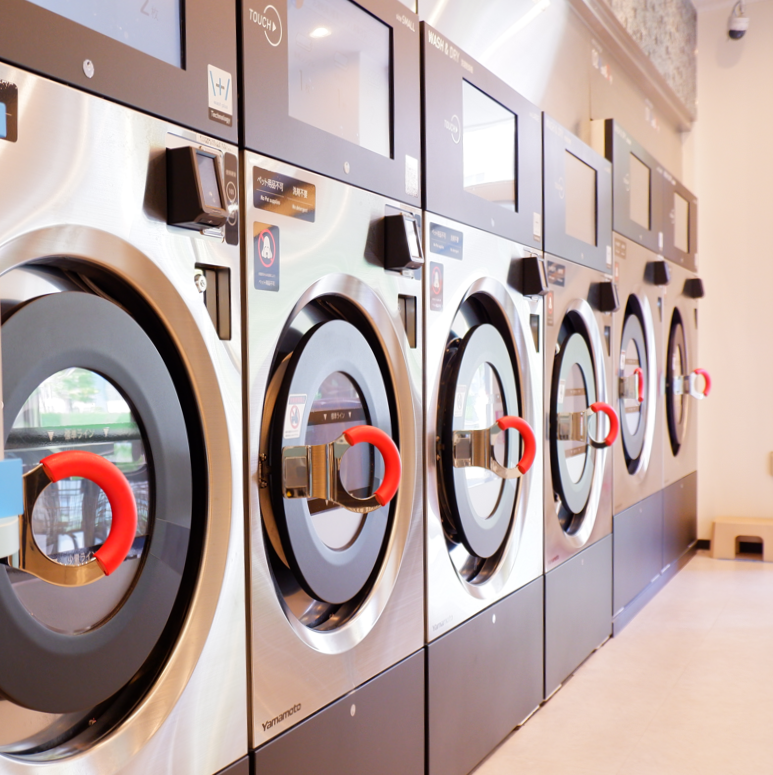 ”洗剤を使わない洗濯”＆DXの最先端コインランドリー wash+