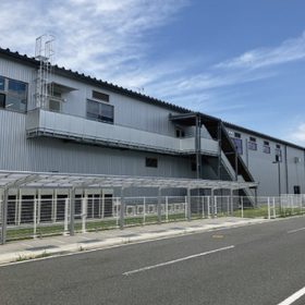 工場入口の防犯カメラを窓内側に設置&mdash;工事不要で防犯問題を解決