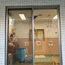保育園の送迎口を窓から見守る&mdash;工事不要で解決した防犯カメラ事例