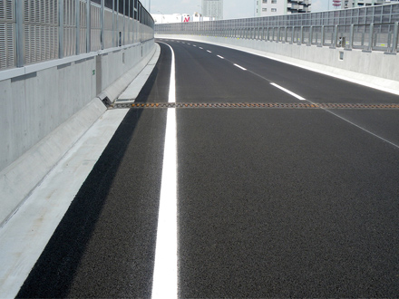 全天候型溶融噴射式路面標示材『全天候型ミストライン』