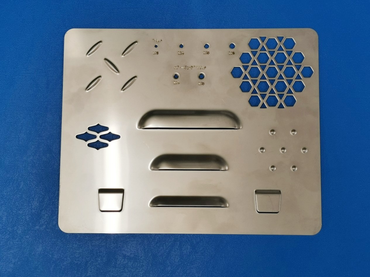 【タレパン加工】ルーバー　タップ　ダボ出し　バーリング　【板金】