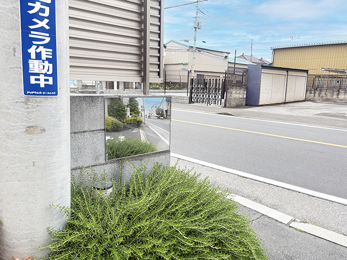 安全対策 ミラー導入事例 マンション駐車場出入口の安全対策に