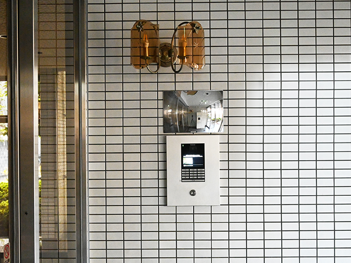 防犯対策 ミラー活用事例 マンションでの共連れ防止策