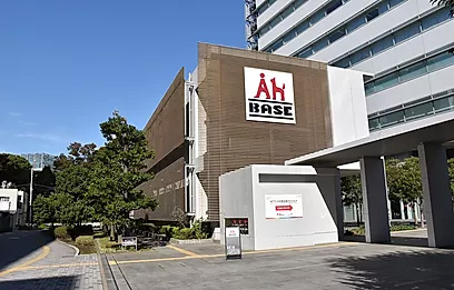 導入事例：カフェテラスに、音響機器とイベント可能なシアター設備を