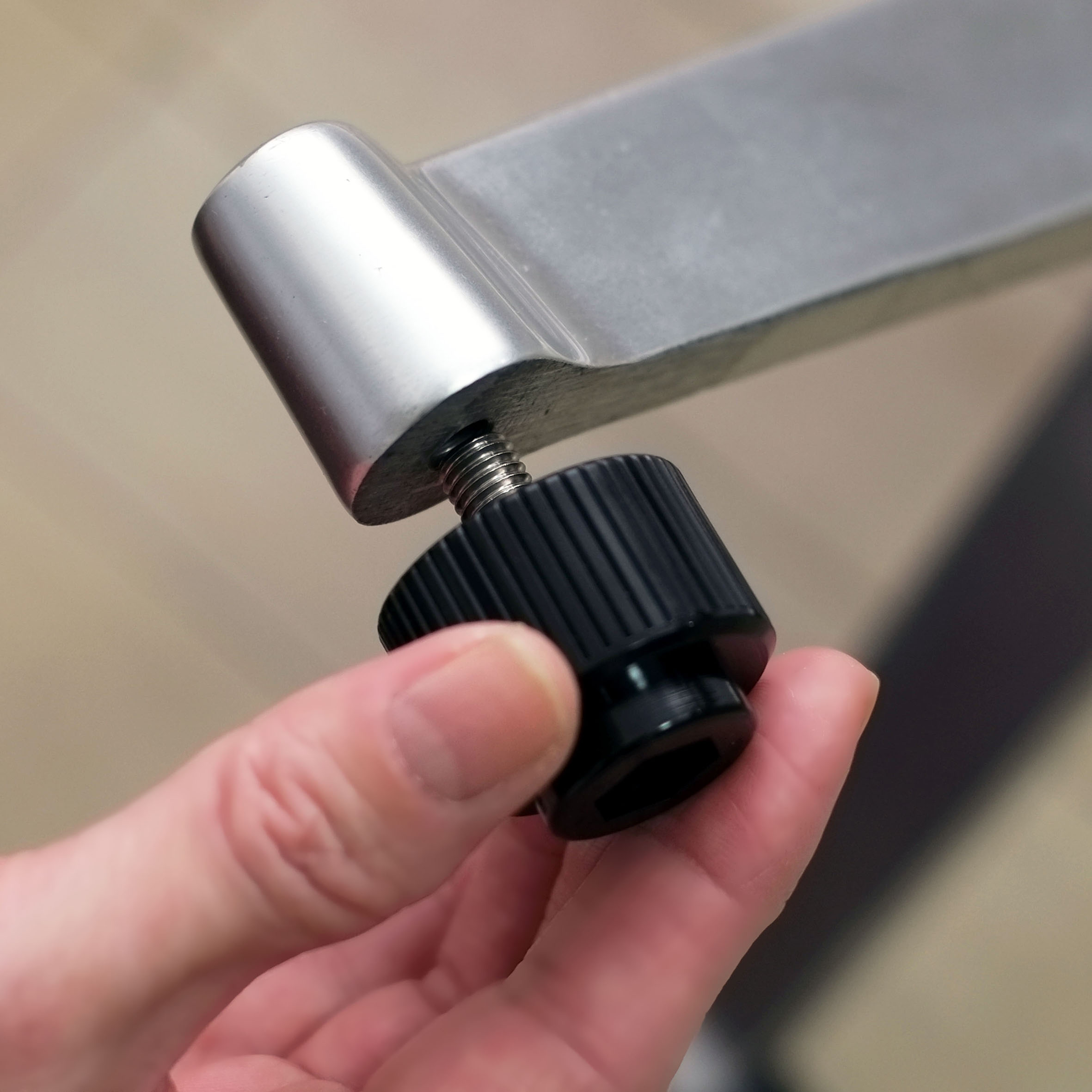 テーブルの"ガタつき"を自動で安定させる『ティ・バランス』