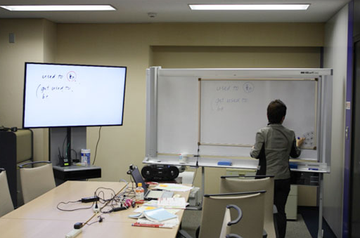 オンライン研修で板書共有。【白板家／オフィス事例】電子ボード