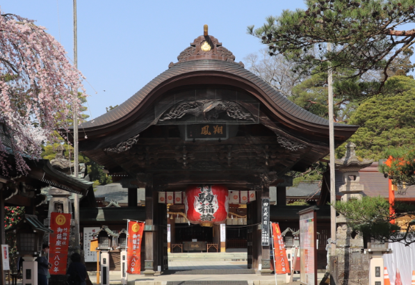 【神社】構造が決まった歴史的建造物に置くだけ授乳室を採用
