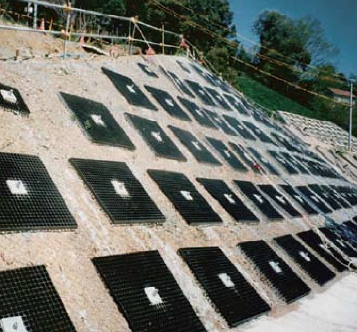 切土補強土工法『グリーンパネル(FRP製受圧板)工法』