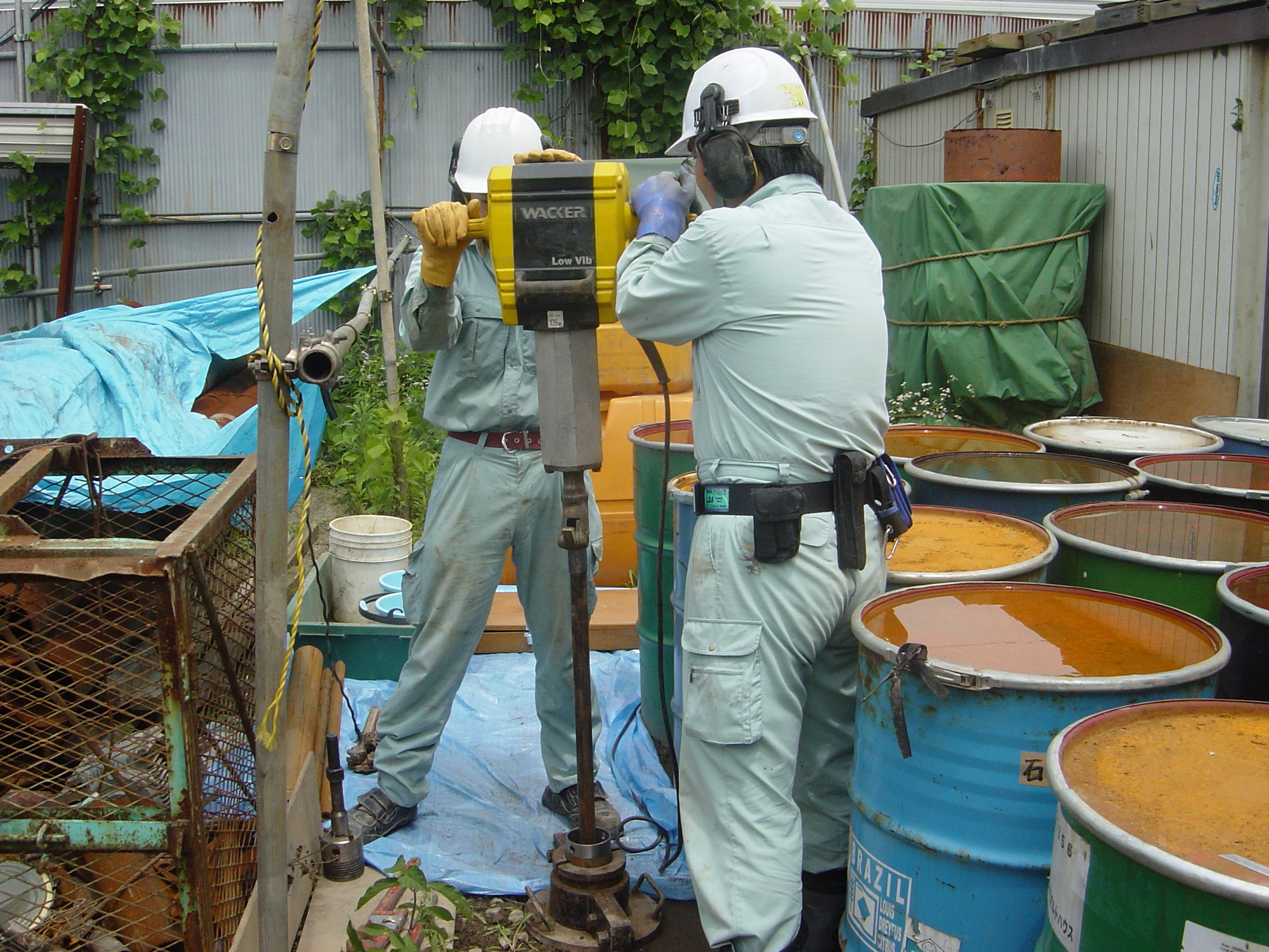 指定調査機関｜狭小地対応ボーリング技術！屋内や営業中の工場でも可