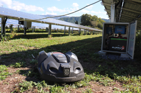 電源がない場所でも自動草刈り機が使える！独立型太陽光システム