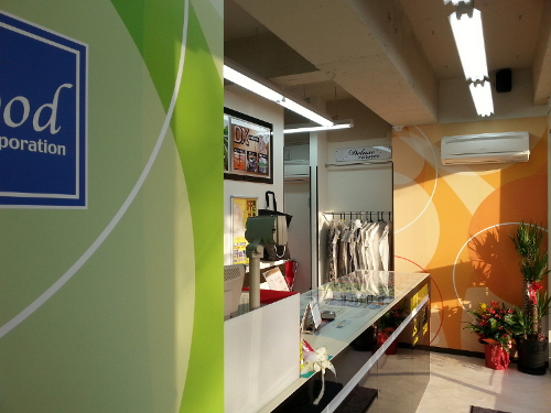 【施工事例：クリーニング店舗 内装】オリジナル壁紙「デコクロス」