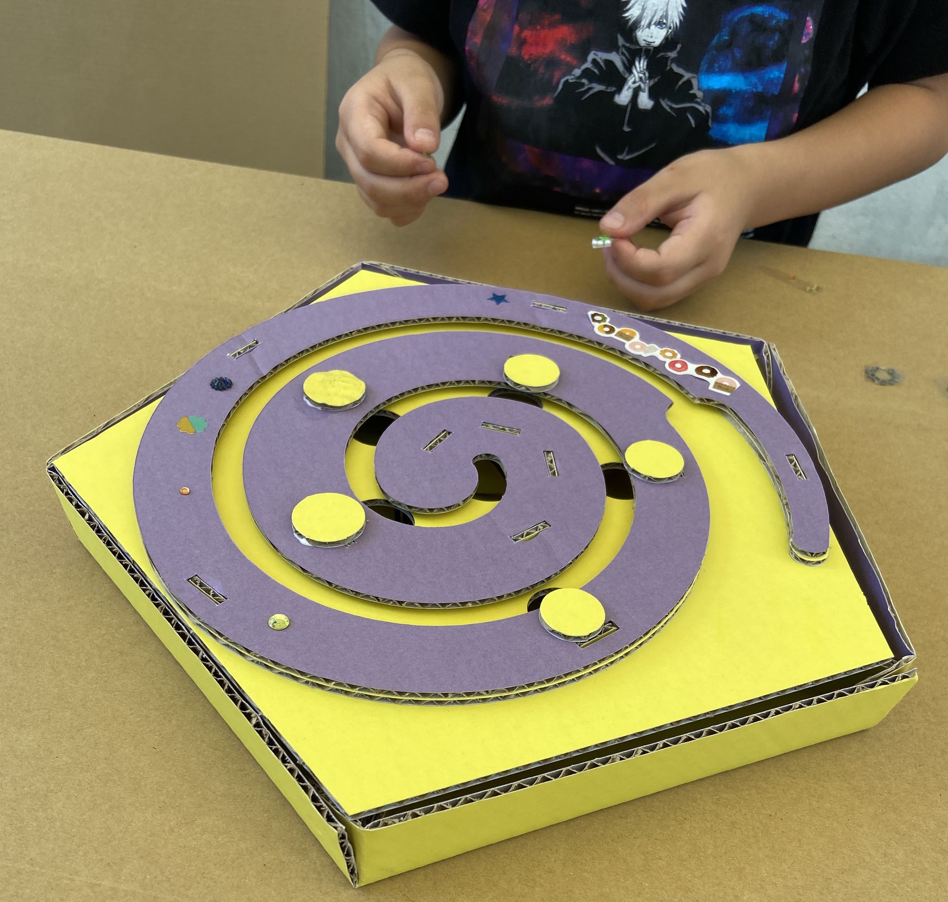 『ぐるぐる貯金箱』ダンボール製　貯金箱