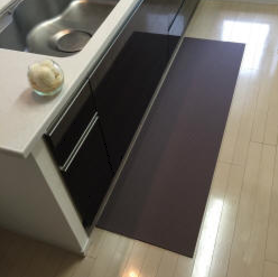 お手入れラクラク！すべらず、断熱性能保有した「キッチンマット」