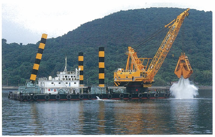 大型グラブ式浚渫船『雄秀』