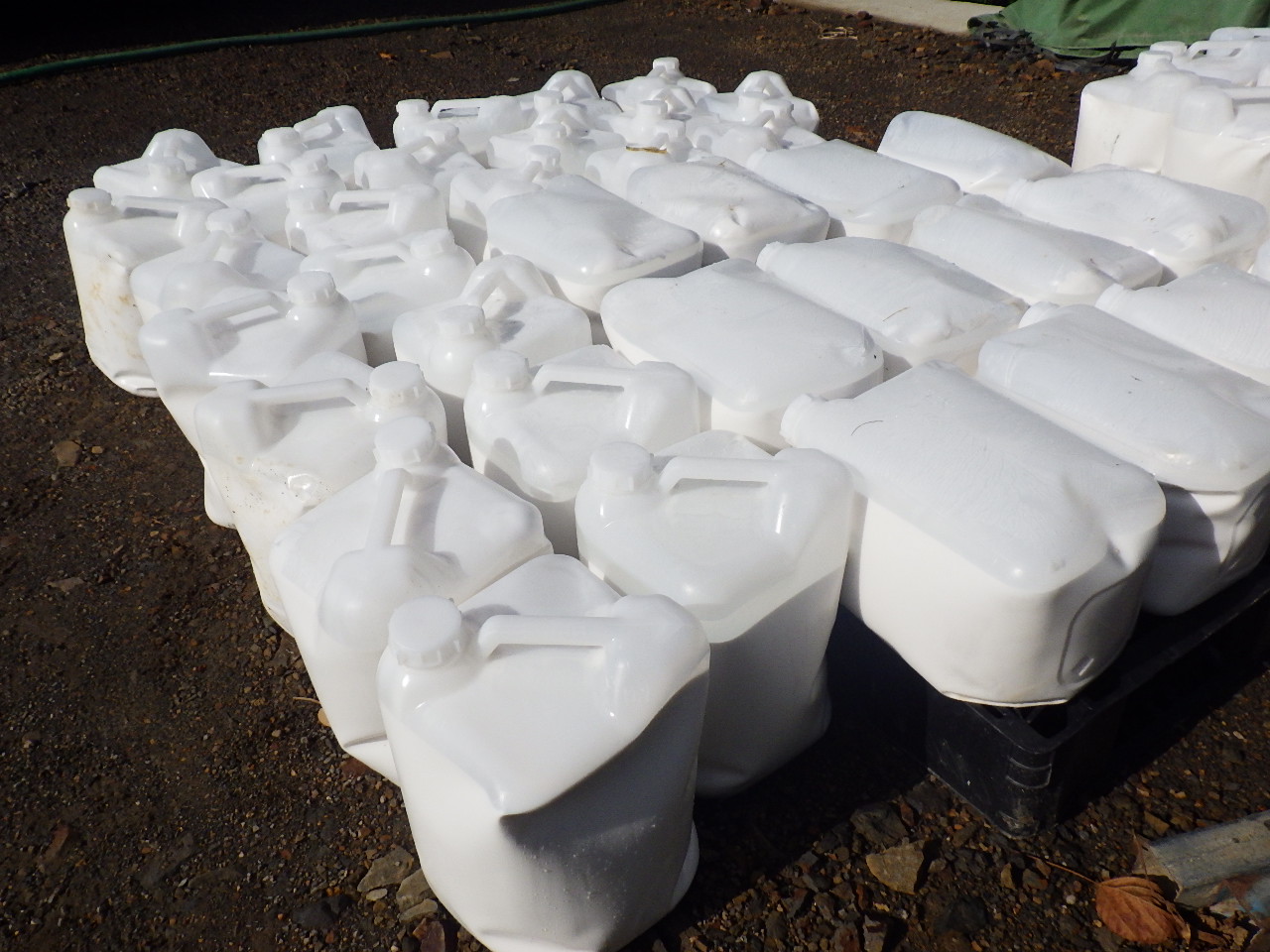 酸性法面緑化用液状中和剤「ドクターペーハー MELK」