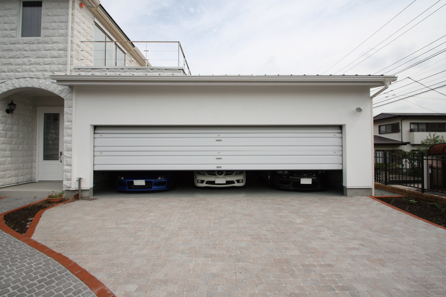 住宅ガレージドア／大開口のワイドガレージに「ロールバード」