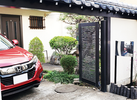 駐車場ミラー導入事例 門にマッチしたおしゃれなミラーで安全対策!