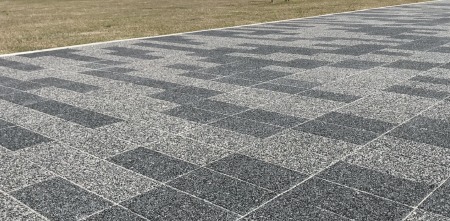 舗装材『エコロアクアLUX（透水タイプ）』