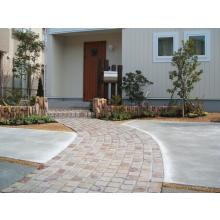 アプローチ　庭から玄関までの小径