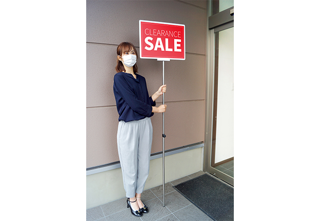 伸縮式の手持ち看板「プラカードポール」