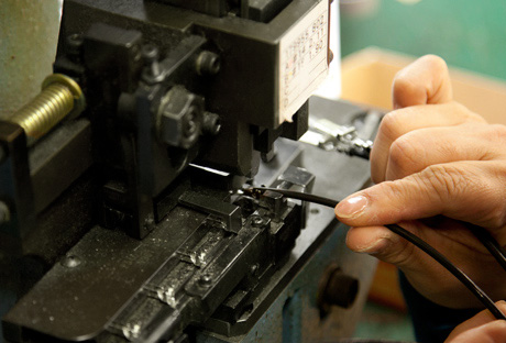 ワイヤーハーネスの加工技術（圧着加工）