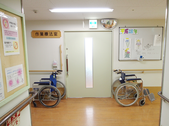 安全ミラー 導入事例 リハビリフロアの歩行訓練がスムーズに！