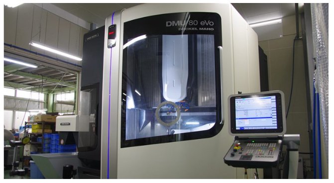 【設備紹介】5軸マシニングセンタによる加工を得意としています