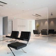 【ショールーム】調光フィルムでアイキャッチ効果・映像演出