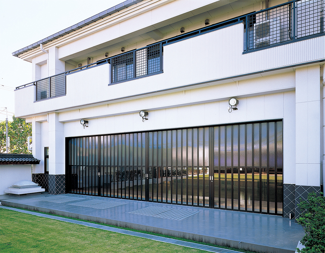 アルミ製折りたたみパネルシャッター『サインスライダー』 東洋