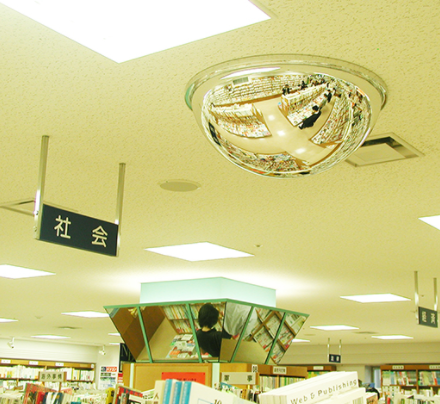 防犯ミラー導入事例　書店の万引対策に！