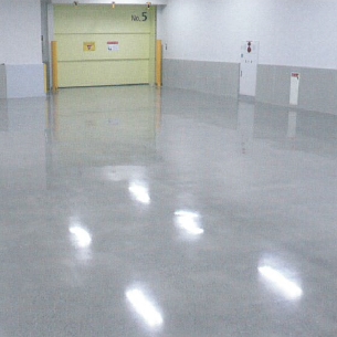 光沢の床へ仕上げる新しい床仕上げ工法『ポリッシュコンクリート』