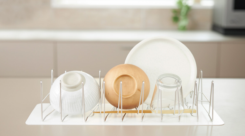 バネの伸縮機能を活かした『3cmに縮む水切りラック』