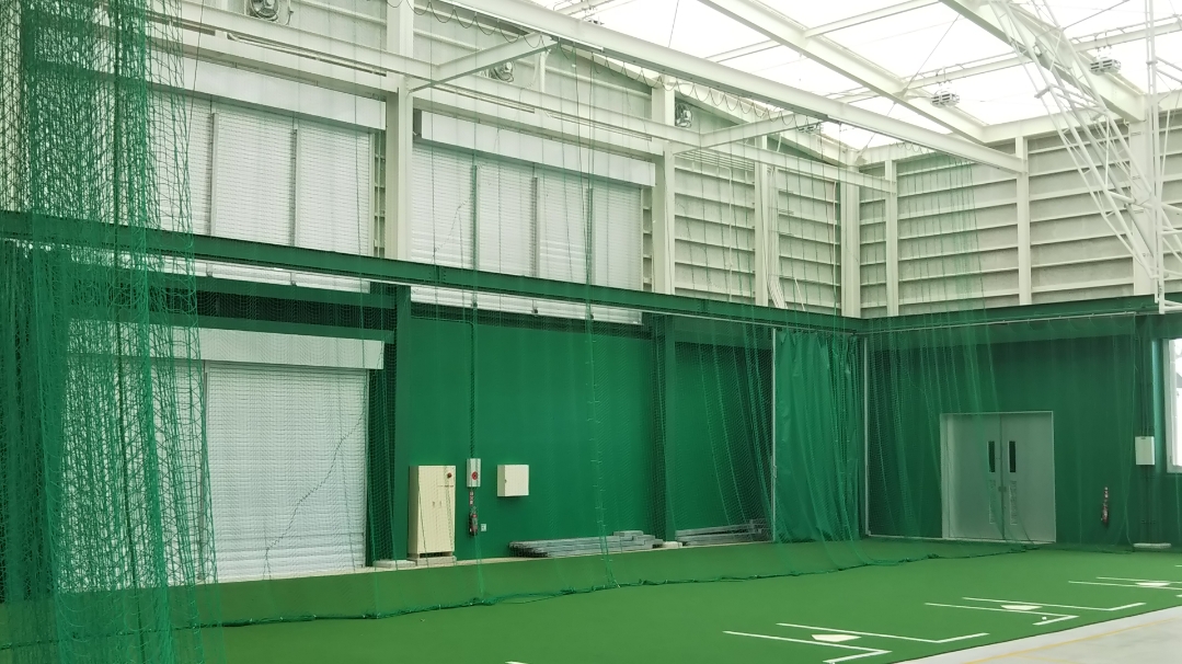 運動施設に防球ネットカーテン　施工事例