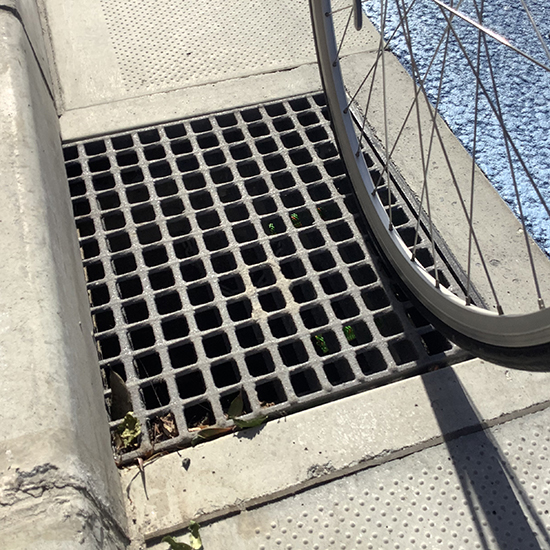 自転車走行安全対策・雨水排水桝蓋『チャリグレ』