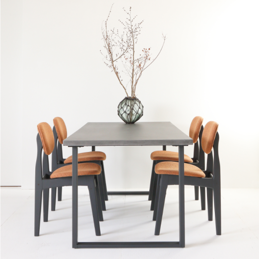 デザインコンクリート・モールテックスのダイニングテーブル