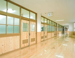 樹木が持つ暖かさとアルミの耐久性を兼ね備えたパーティション