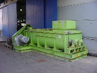 連続式の２軸パドルミキサー　堅牢なパドルチップが混合・混練を行う