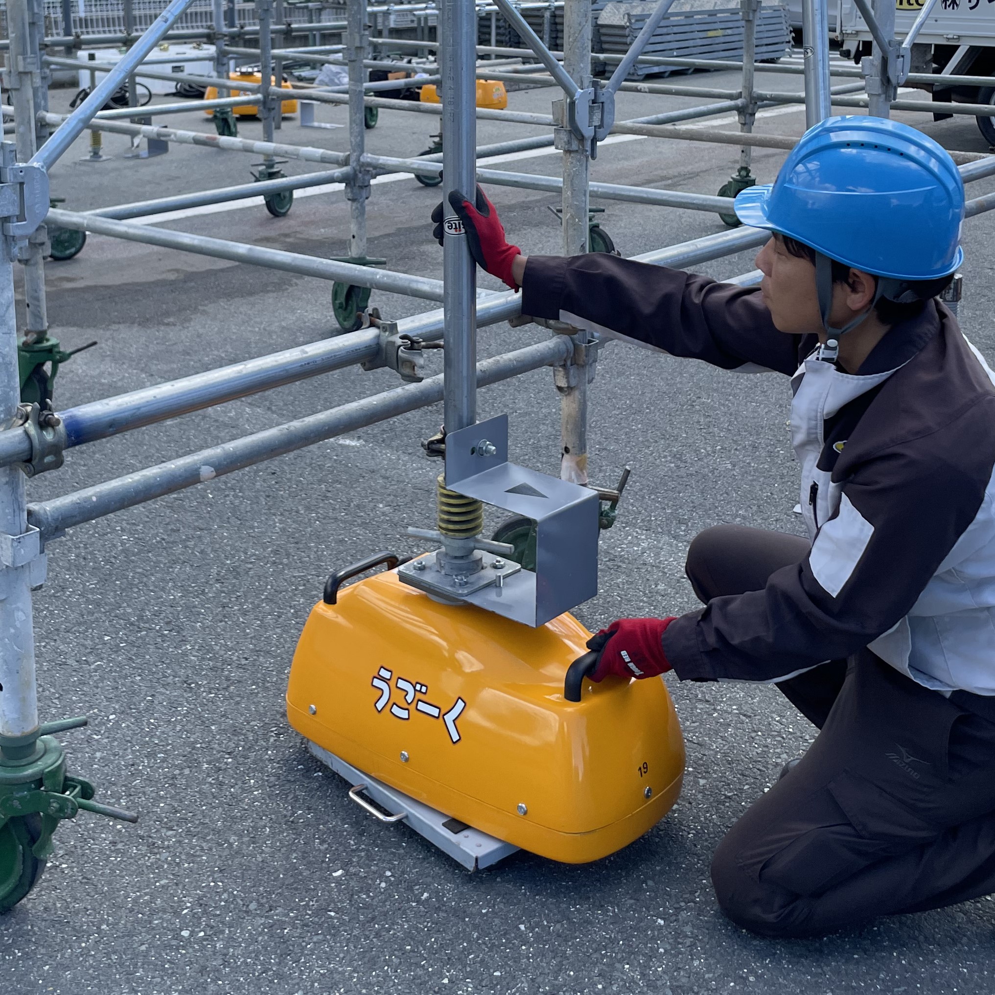 移動式足場用電動キャスター お使いの足場にワンタッチで取付可能