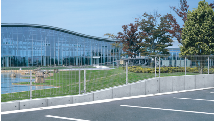 ユメッシュZ型フェンス【傾斜用フリー支柱タイプ】