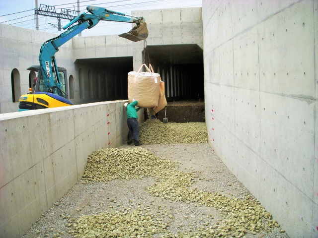 【軽量盛土】軽量ガラス発泡材S2　軟弱地盤上構造物への荷重軽減　