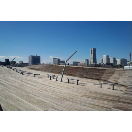 事例紹介：木材用液体ガラス塗料『クリスタルウッド』大さん橋仕様