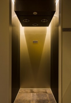 設置事例　焼肉店の飲食後に髪や衣類に付着したニオイを解決！