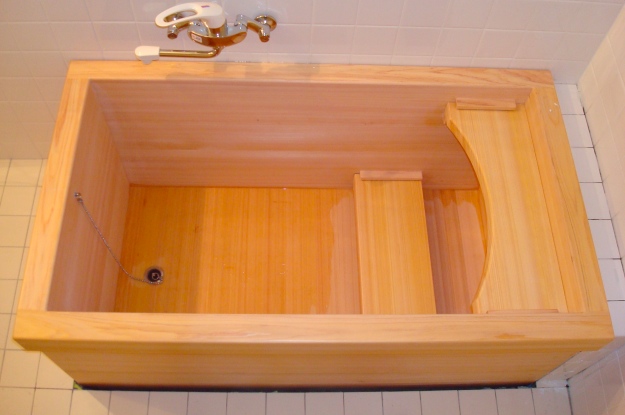 檜（ヒノキ）の介護用浴槽